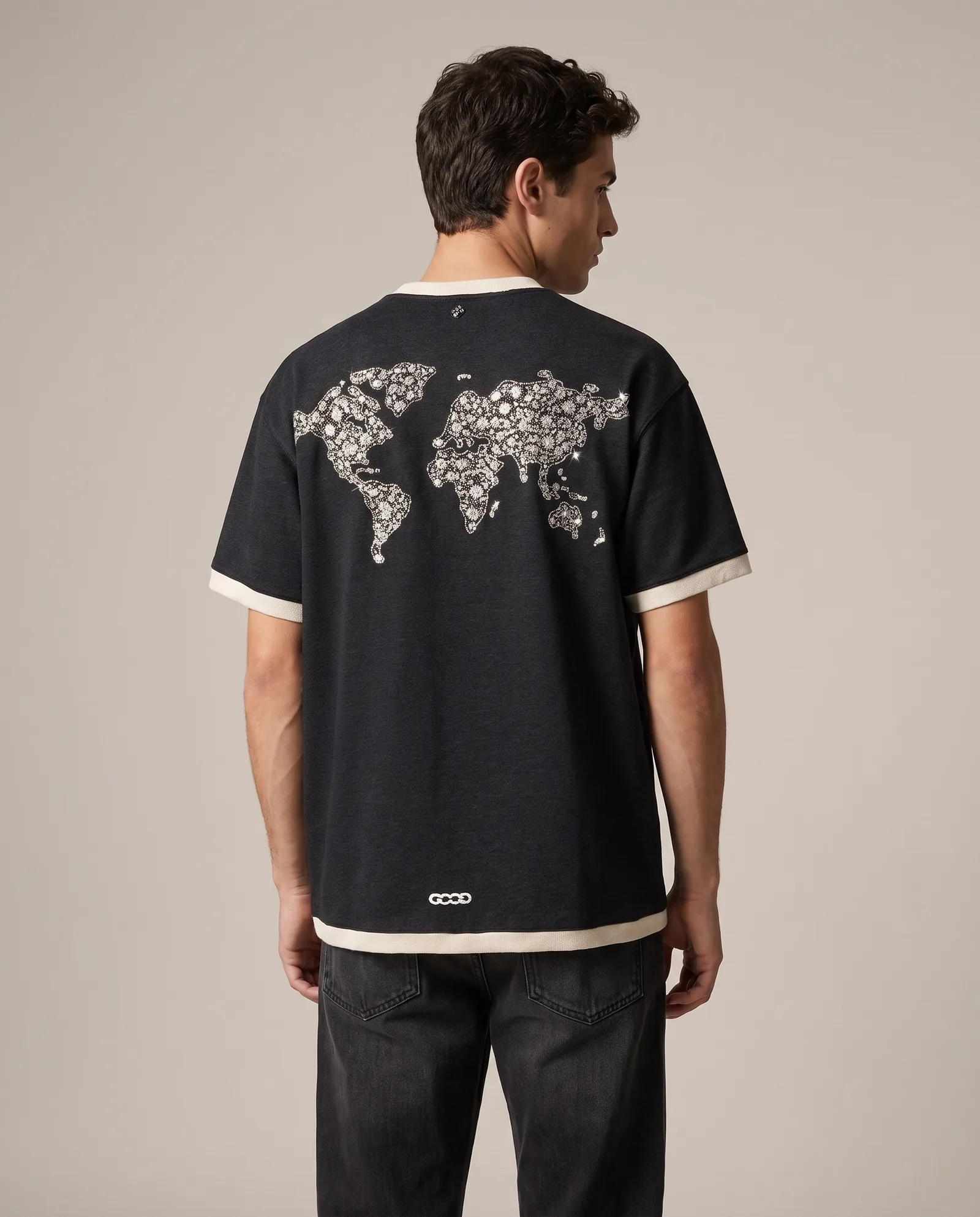 Beaded Globe Tee — en modelo