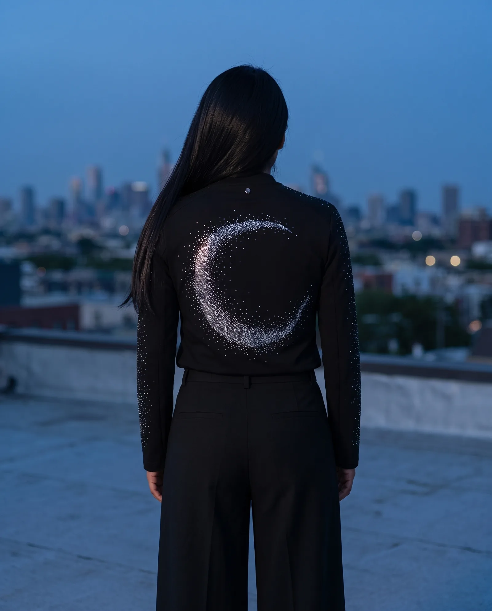Rhinestone Crescent Moon Long Sleeve — en modelo