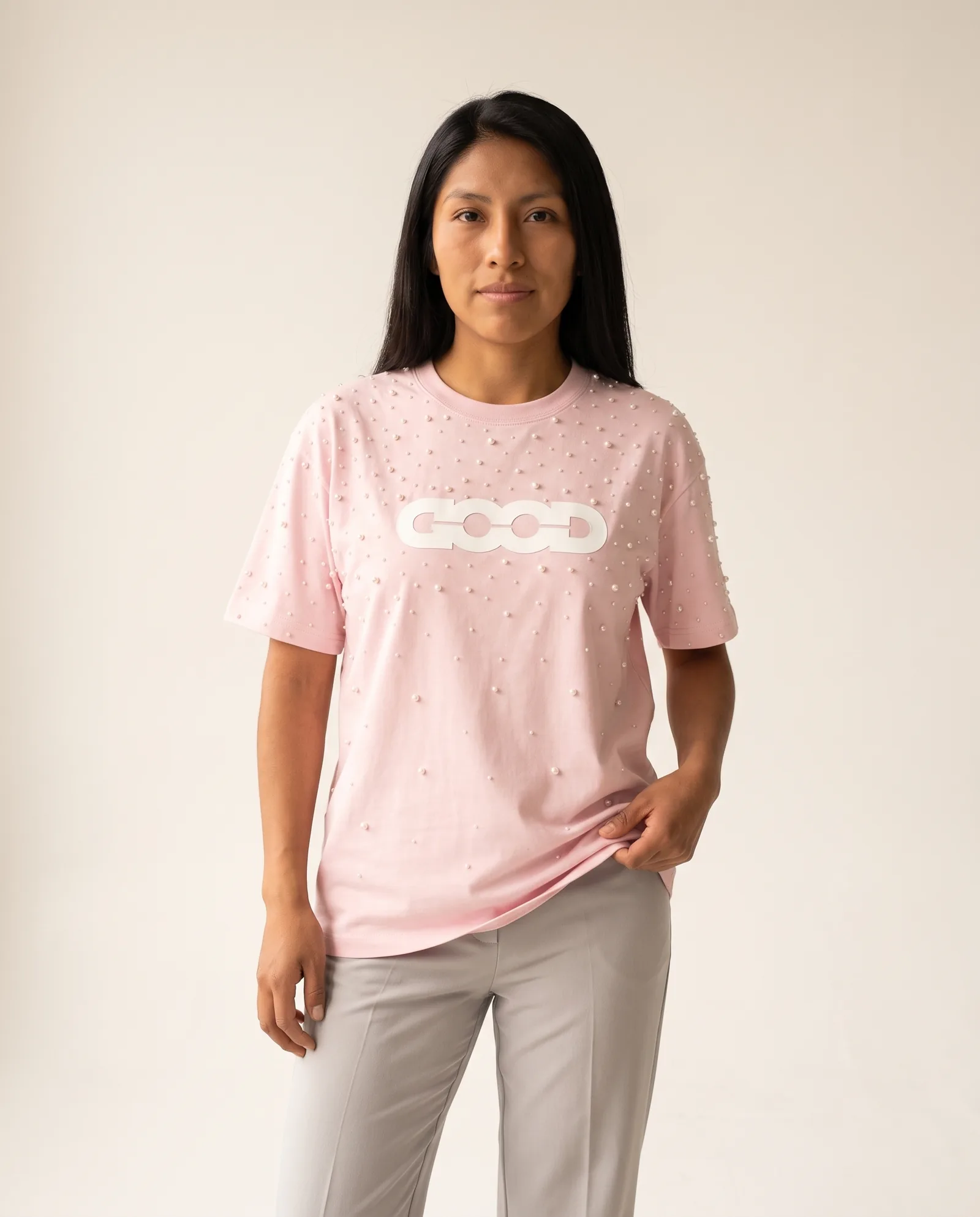 Scattered Pearls Tee — en modelo